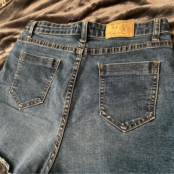 Vinnie vintage hight waisted jean shorts with  distressed endings, side slits. - Picture 6 of 9
